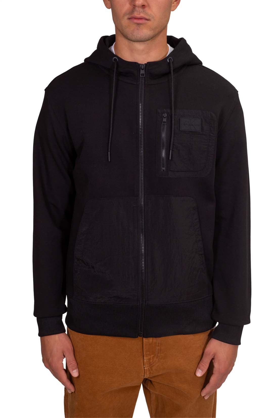 J30J324101BEH_Calvin_Klein_Jeans_Felpe_Uomo_con_Zip_e_Cappuccio_Nero-B_5 CALVIN KLEIN JEANS Pánská mikina s kontrastními nylonovými detaily